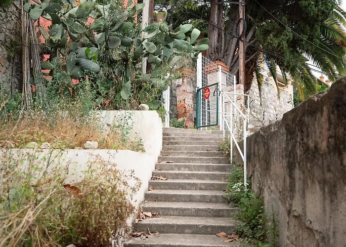 アパート Blanche マントン